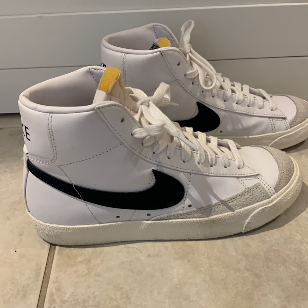 Nike Blazer Mid '77 Vintage Women's Shoe worn maybe 3 times excellent condition